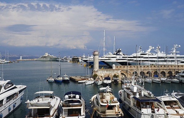 Pháp bắt giữ du thuyền liên quan các doanh nhân Nga