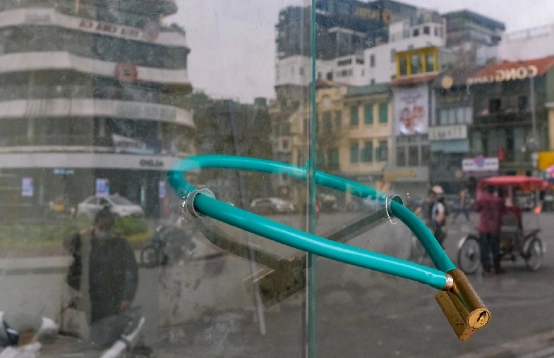 Người Hà Nội đóng cửa hàng khi số ca mắc Covid-19 tăng kỷ lục