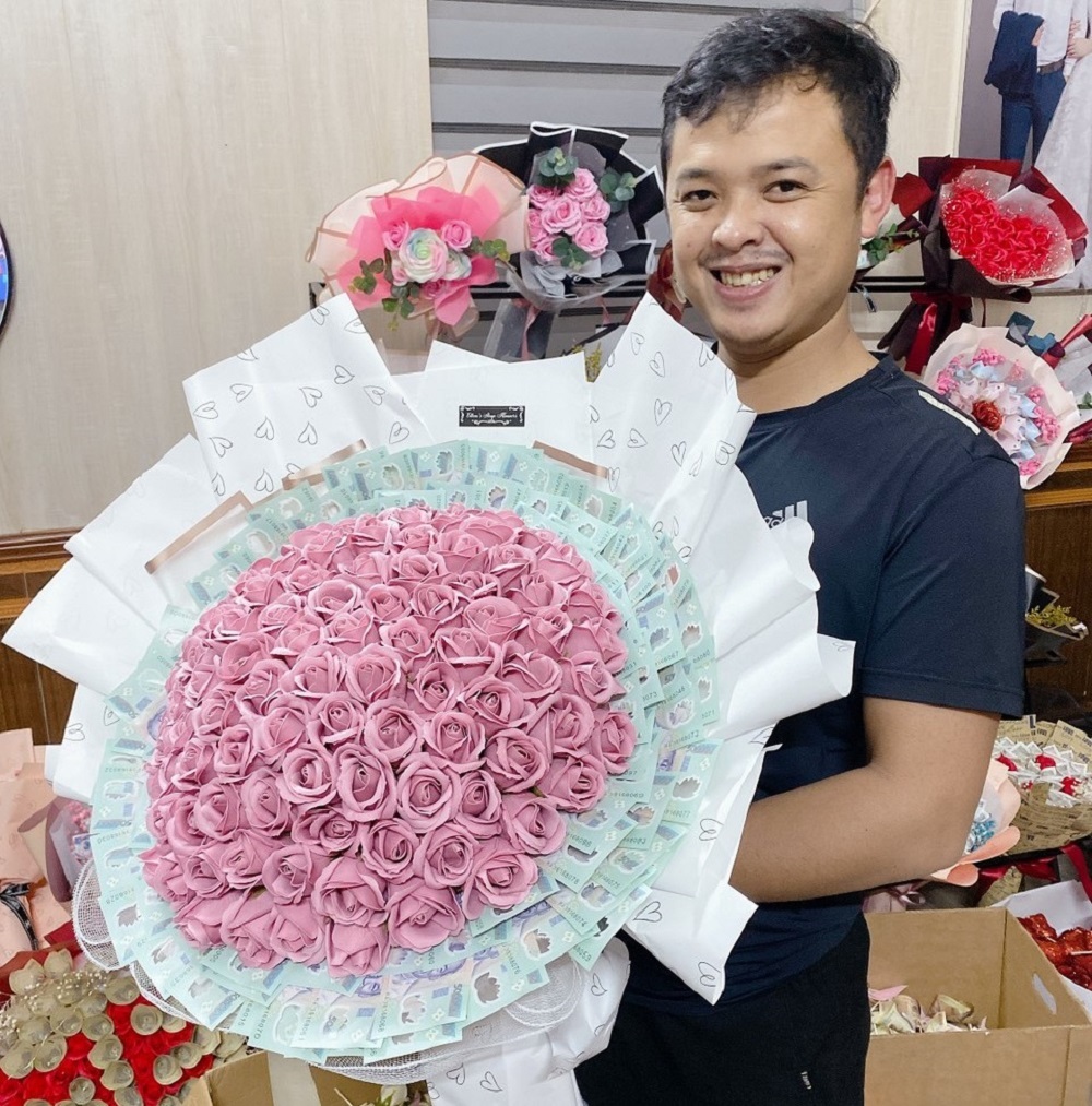 Chơi lớn, thanh niên Nghệ An tặng mẹ bó hoa kết từ 100 triệu đồng làm quà tặng độc lạ ngày 8/3