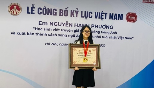 Kỳ công phía sau nữ sinh lớp 7 lập kỷ lục nhờ viết truyện song ngữ Anh - Việt