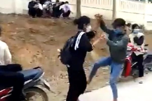 Làm rõ nguyên nhân 2 nữ sinh đánh nhau, nhiều người đứng xem không can ngăn