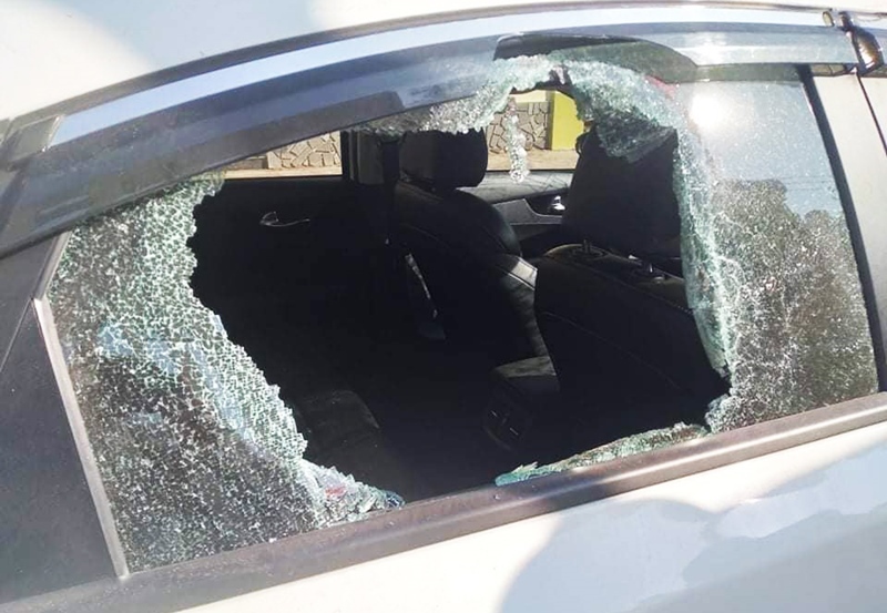 Quảng Nam: Nam thanh niên “ngáo đá” đập phá cửa kính xe ô tô