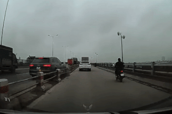 Ô tô Audi mất lái húc bay dải phân cách, gây họa cho xe máy trên cầu Thanh Trì