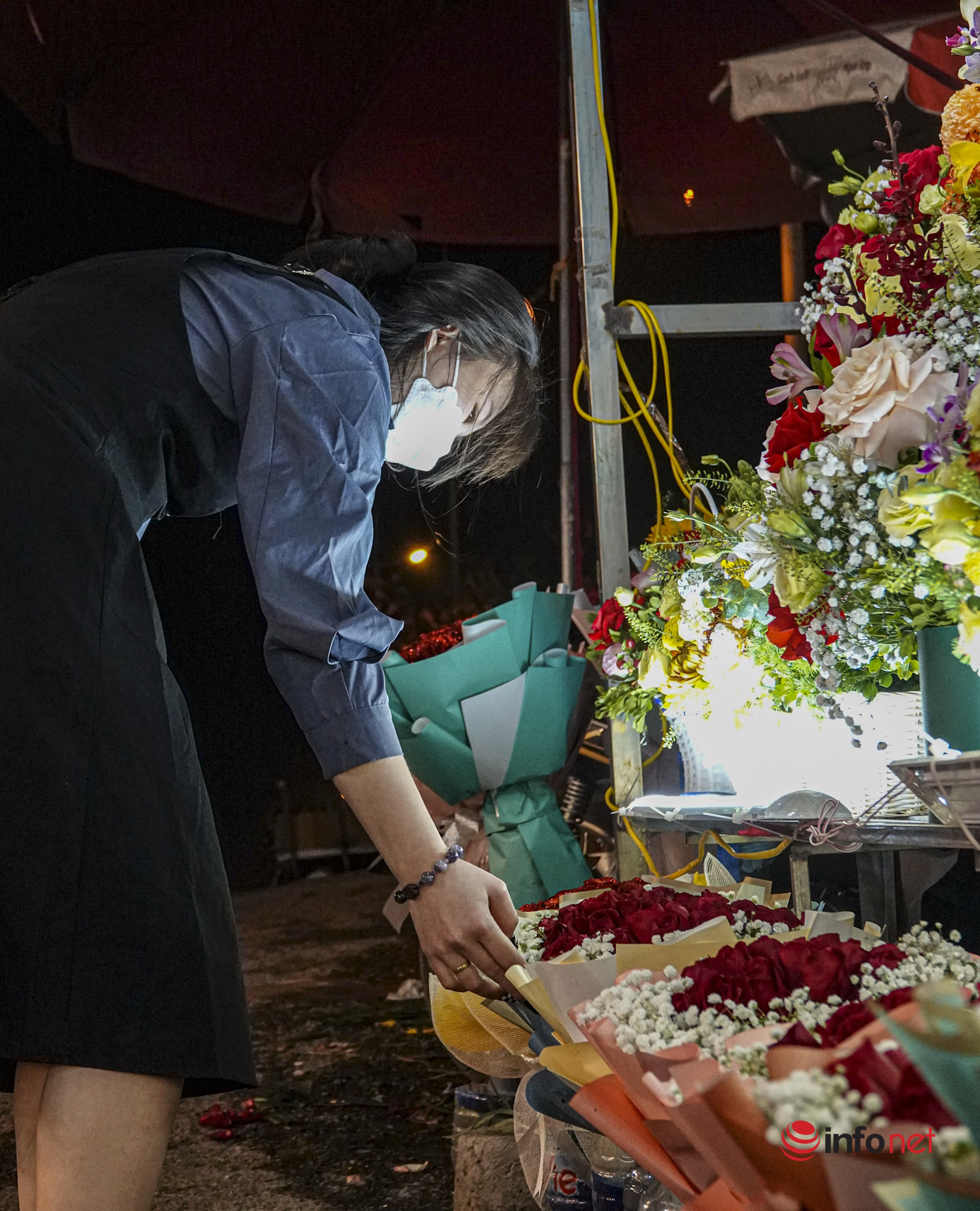 Người người chen chúc đi chợ hoa đêm lớn nhất Hà Nội