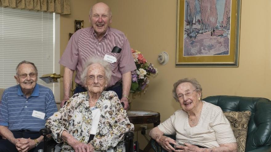 The family of 4 siblings all live over 90 years old, the total age sets a world record