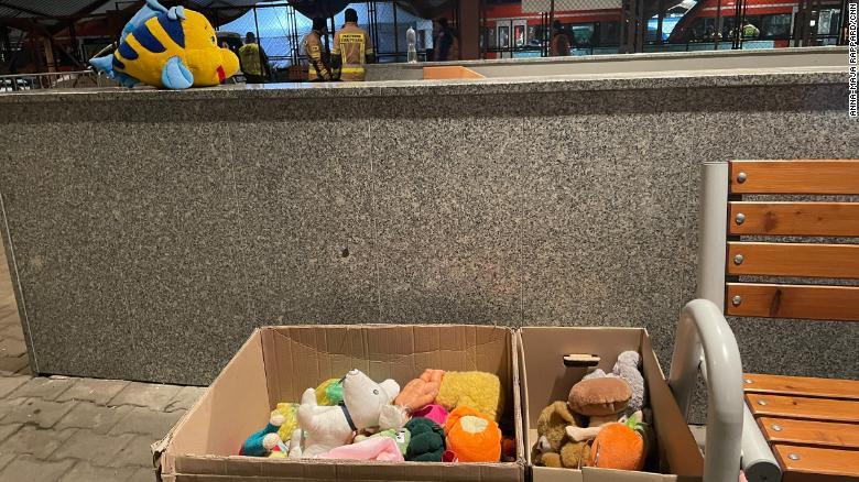 Xe đẩy, tã bỉm, đồ chơi chờ sẵn người tị nạn Ukraine sang Ba Lan