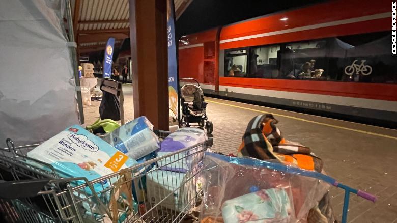 Xe đẩy, tã bỉm, đồ chơi chờ sẵn người tị nạn Ukraine sang Ba Lan