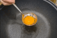 New way of frying eggs attracts young people