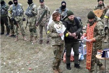 Gần 4.000 cặp đôi Ukraine kết hôn giữa giao tranh căng thẳng với Nga