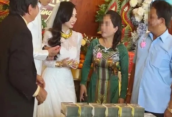 Cô dâu Sóc Trăng được cha mẹ đại gia tặng 10 tỷ tiền mặt, xe BMW, kèm lô kiềng vàng trong lễ cưới