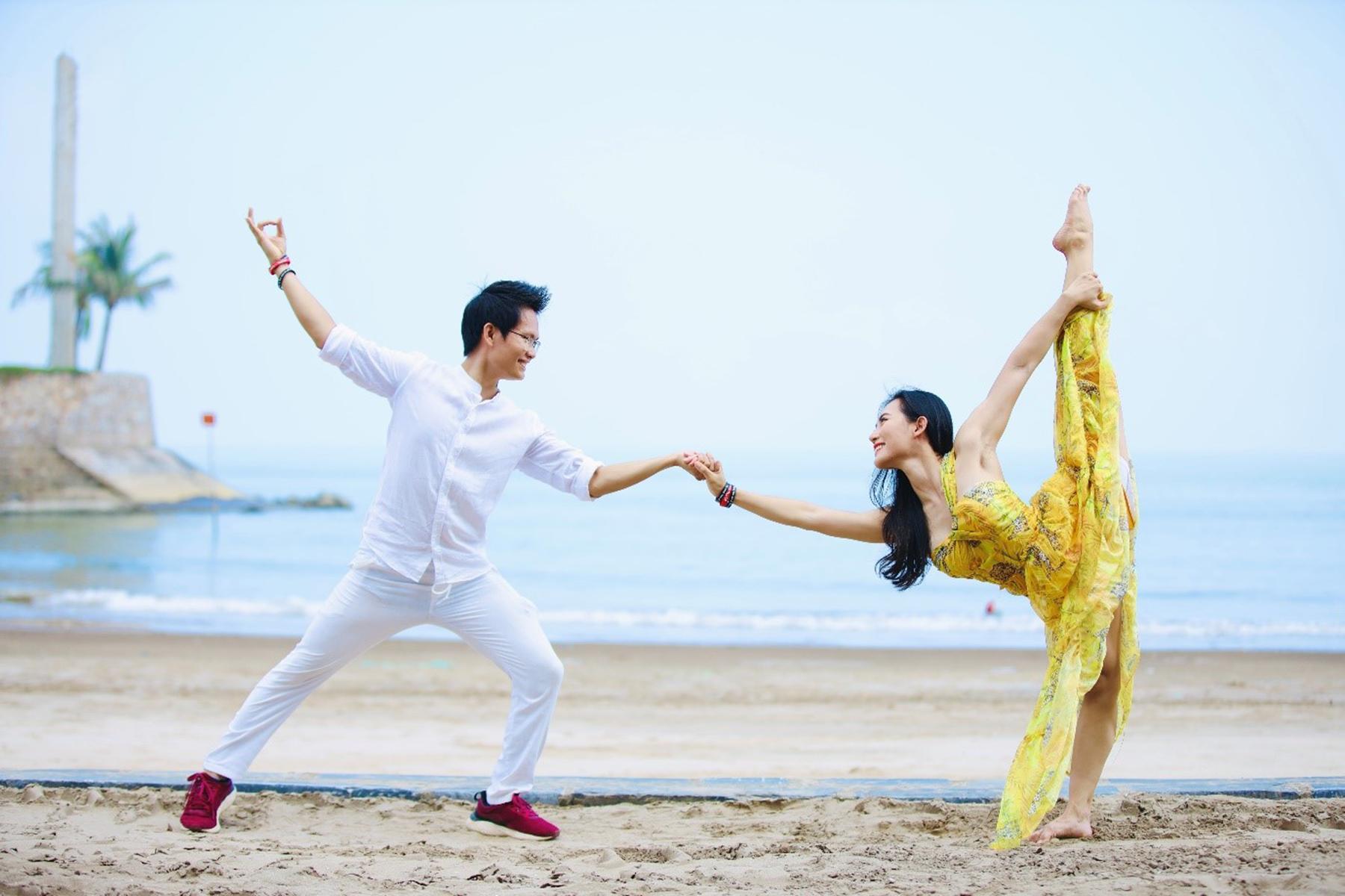 Cặp vợ chồng làm hơn 1.000 clip dạy yoga miễn phí