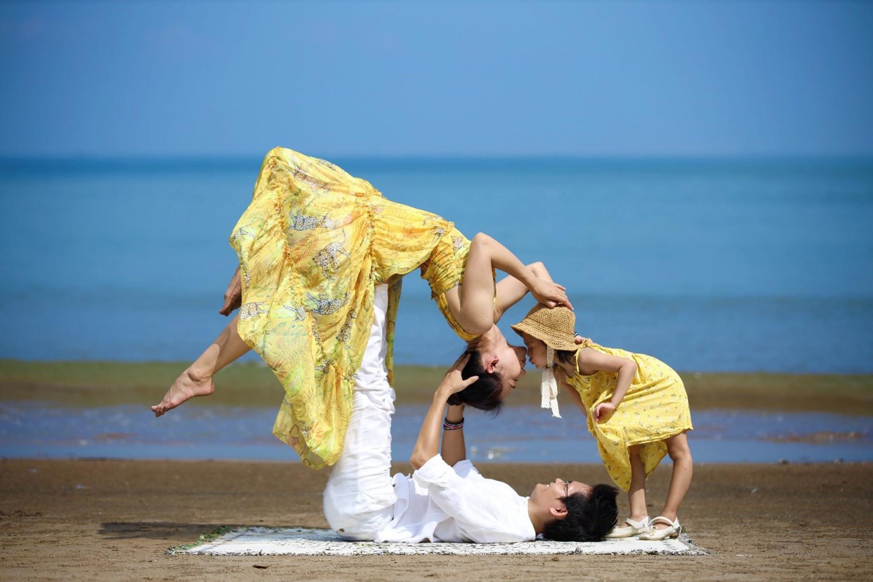 Cặp vợ chồng làm hơn 1.000 clip dạy yoga miễn phí