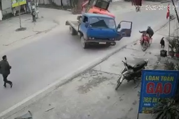 Nghệ An: Kinh hoàng xe tải chở máy múc lao vào vỉa hè, đè chết cụ ông tại chỗ