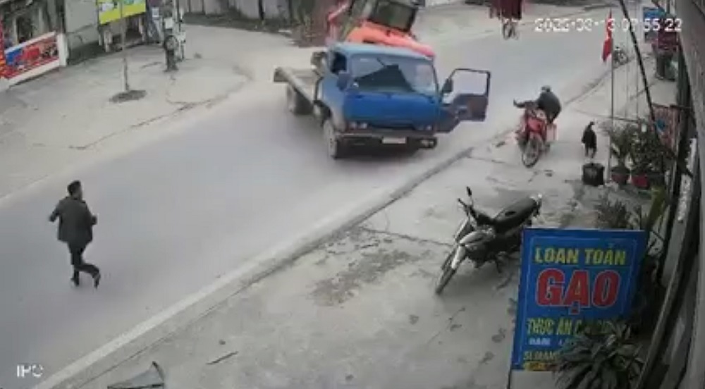 Nghệ An: Tạm giữ lái xe tải chở máy xúc gây tai nạn khiến 1 người tử vong