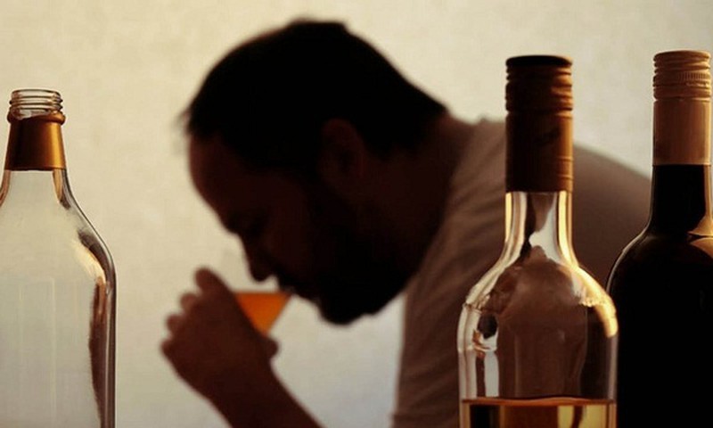 Drinking alcohol to disinfect the throat can prevent Covid-19?