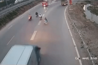 Motorcycles carelessly go in the opposite direction, causing cars to collide, run away like innocent, viewers are also... mad