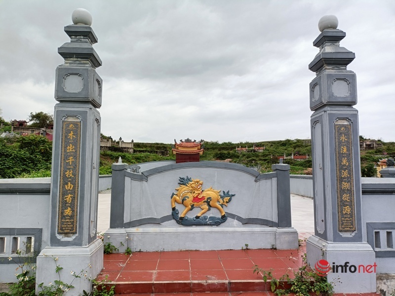 Hà Tĩnh: Kỳ lạ hàng loạt cánh cửa khu mộ ở nghĩa trang 'bay' mất