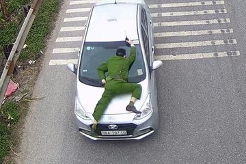 Nam thanh niên vi phạm giao thông liều lĩnh nhấn ga ô tô đâm thẳng vào chiến sĩ cảnh sát