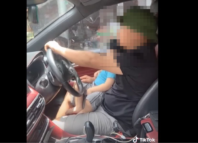 The father who showed a clip of driving a car with his son thought he was praised by the world but ended up being 'stoned' vehemently