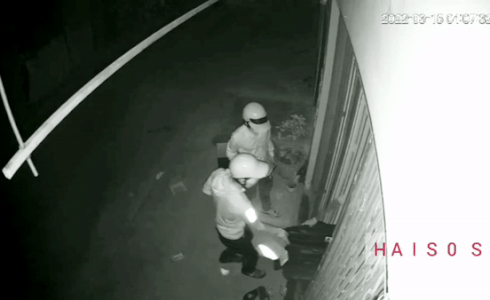 The group of thieves dared to break the lock and break in at 4am, the owner checked the camera and was still shocked