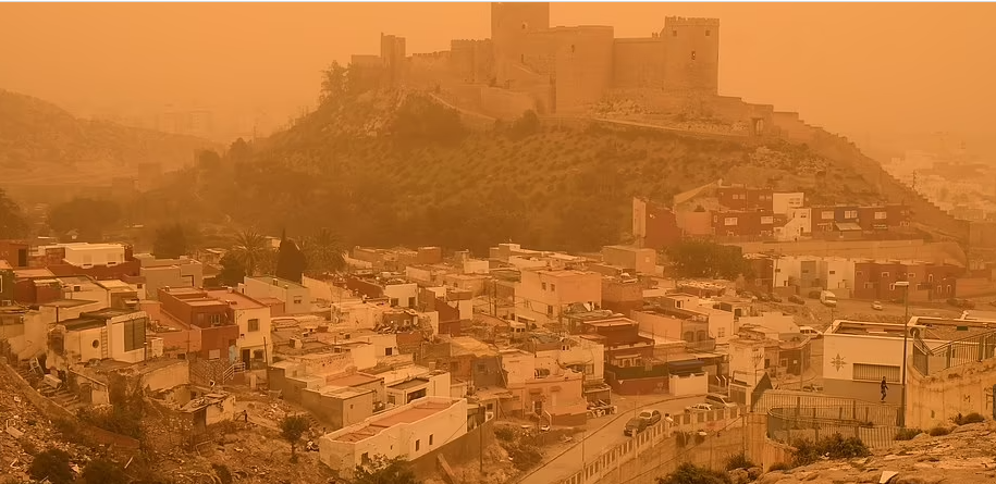Mây bụi từ sa mạc Sahara khiến Tây Ban Nha trông giống như sao Hoả