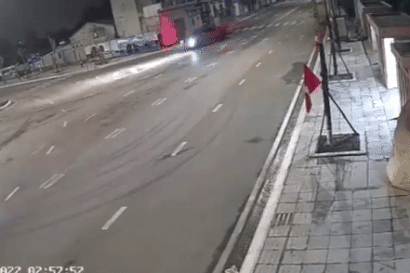 Kinh hoàng ô tô Porsche mất lái lao như tên bắn vào cổng nhà dân ở Cẩm Phả