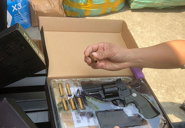 Hue: Caught red-handed with a truck carrying stun guns and many dangerous banned goods
