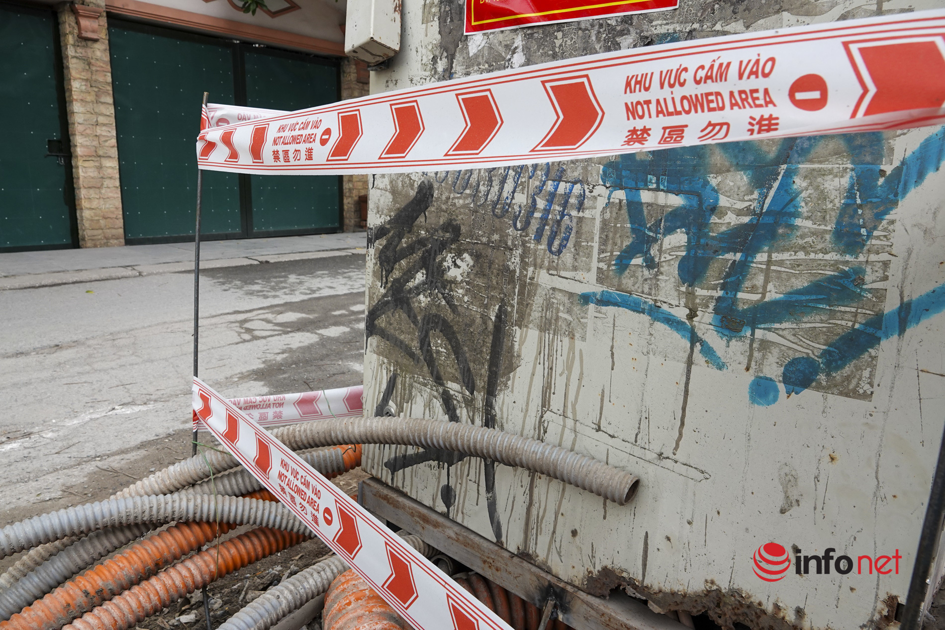 Hà Nội: Hàng chục bốt điện nhếch nhác, xiêu vẹo 'chềnh ềnh' giữa đường Âu Cơ
