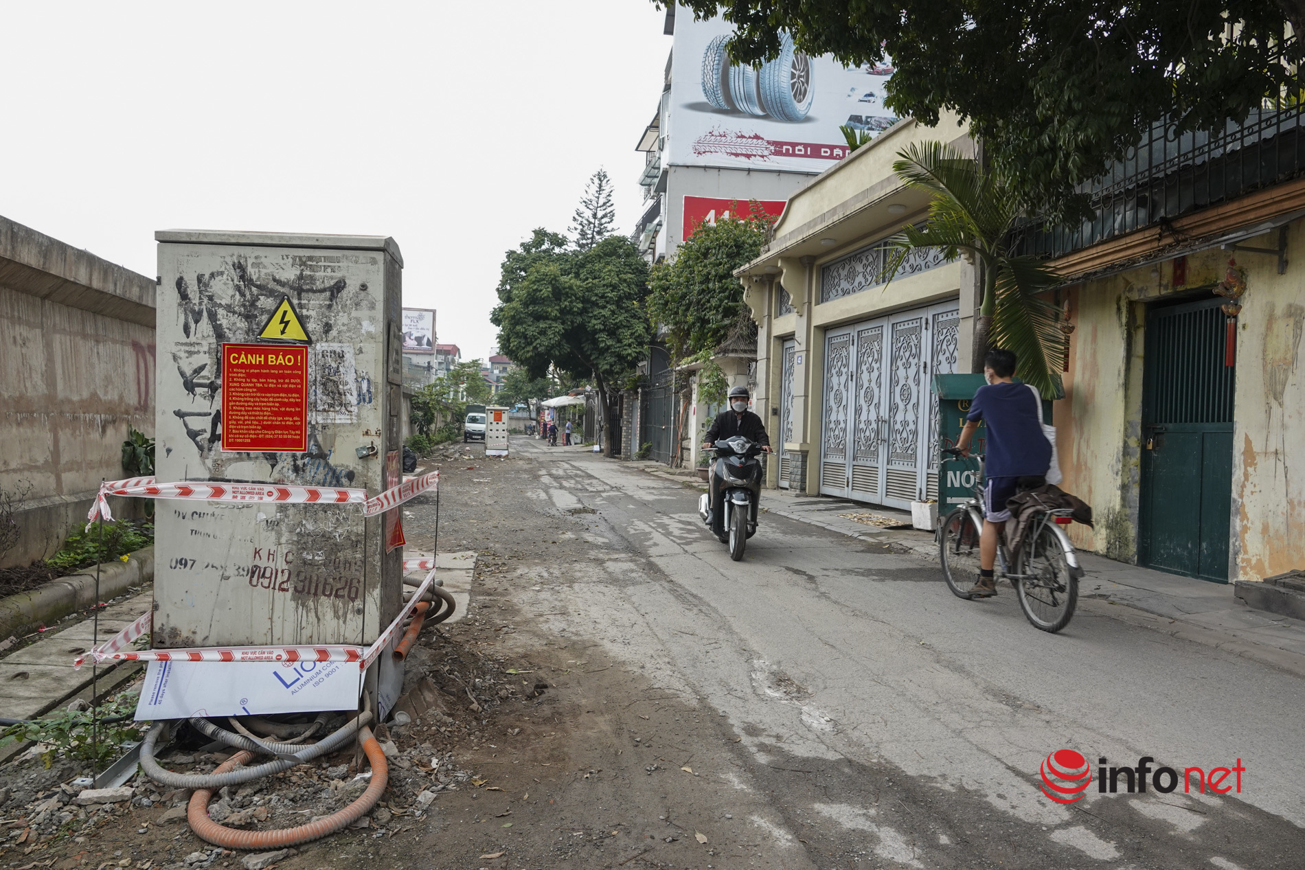 Hanoi: Dozens of sloppy, ramshackle electric poles 'floating' in the middle of Au Co street