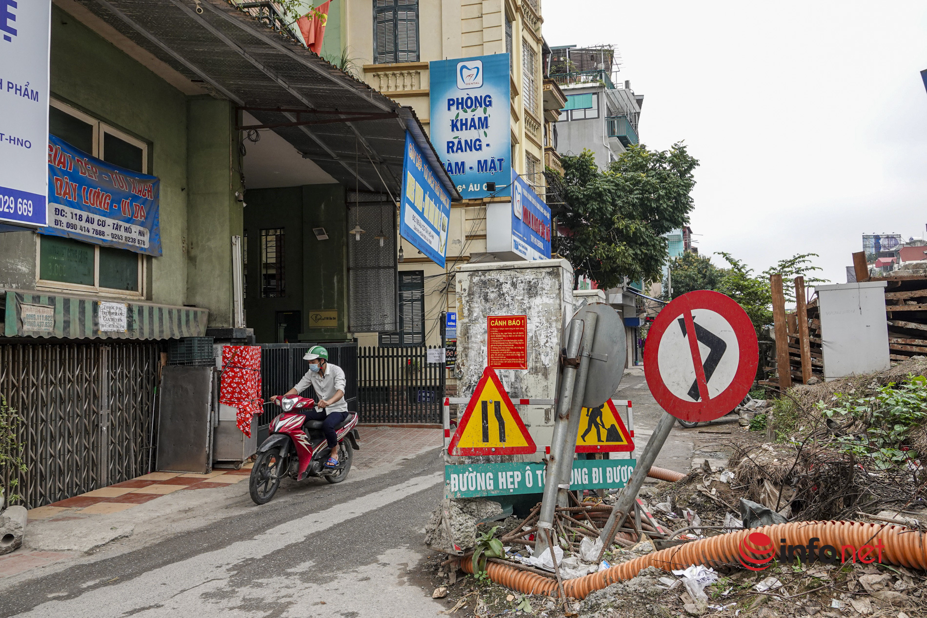 Hanoi: Dozens of sloppy, ramshackle electric poles 'floating' in the middle of Au Co street