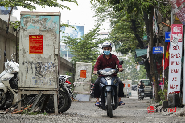 Dozens of sloppy, ramshackle electric poles ‘loose’ in the middle of Au Co Street (Hanoi)