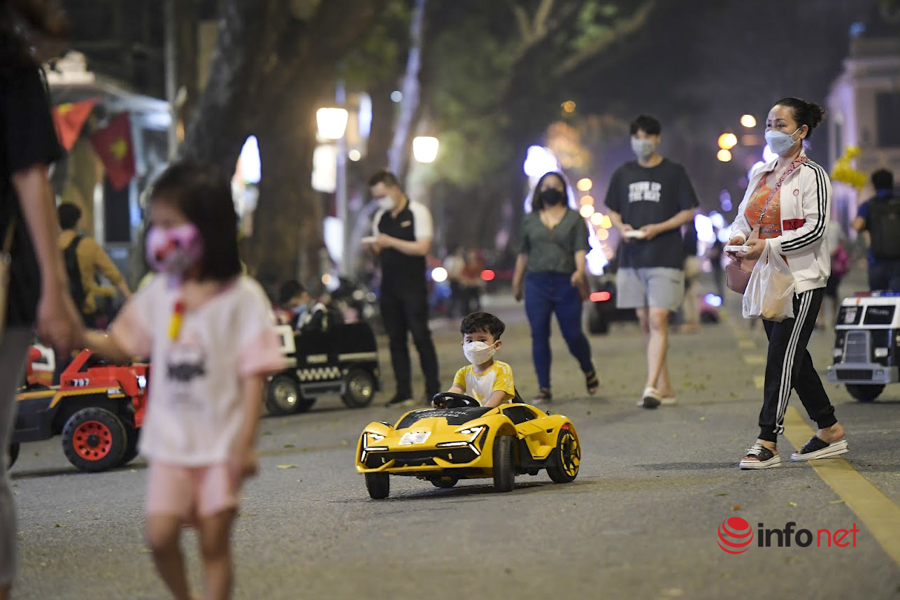 Hoan Kiem Lake pedestrian street reopens after nearly a year of 'closing', people are busy hanging out