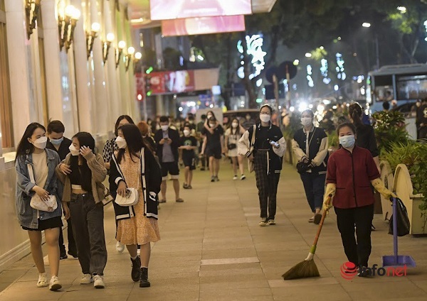 Hanoi: Pedestrian street reopens, people are busy hanging out