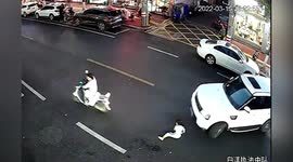 Mẹ đèo trên xe máy, bé gái bất ngờ ngã xuống đường bị cuốn vào gầm ô tô