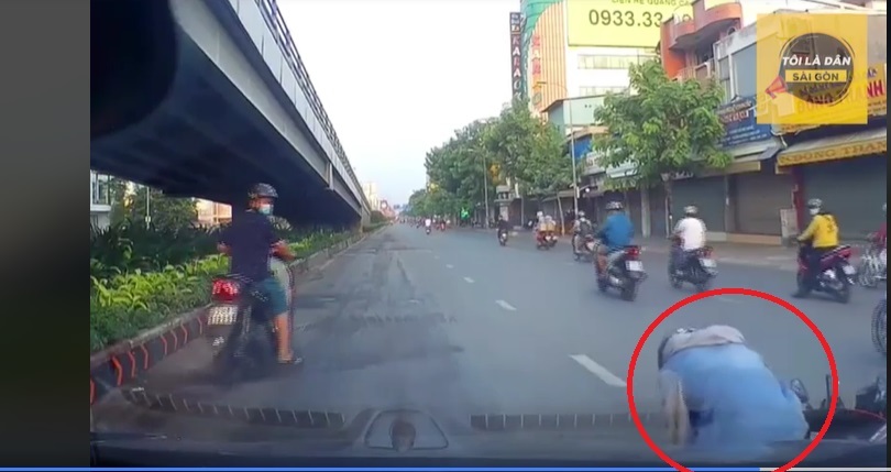 Những tay lái 'trả giá đắt' vì vừa đi xe máy vừa dùng điện thoại: Không thể thương nổi!