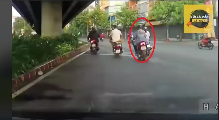 Những tay lái 'trả giá đắt' vì vừa đi xe máy vừa dùng điện thoại: Không thể thương nổi!
