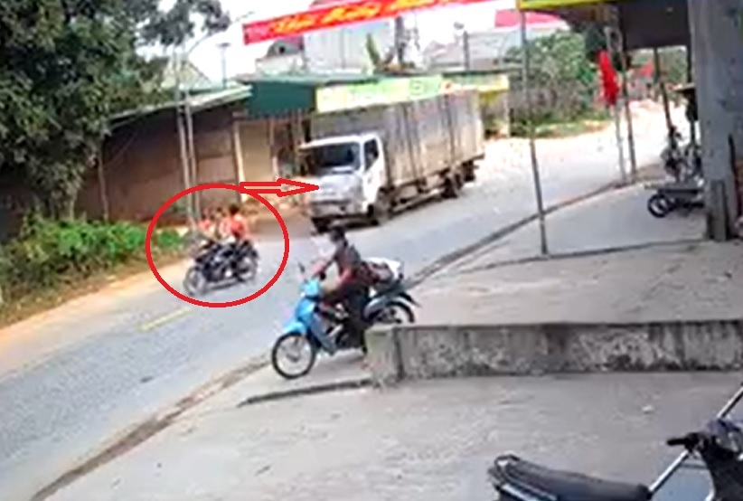Truck rushes to the sidewalk to avoid 2 motorcyclists crossing the road, causing the person in the right lane to have an unjust accident