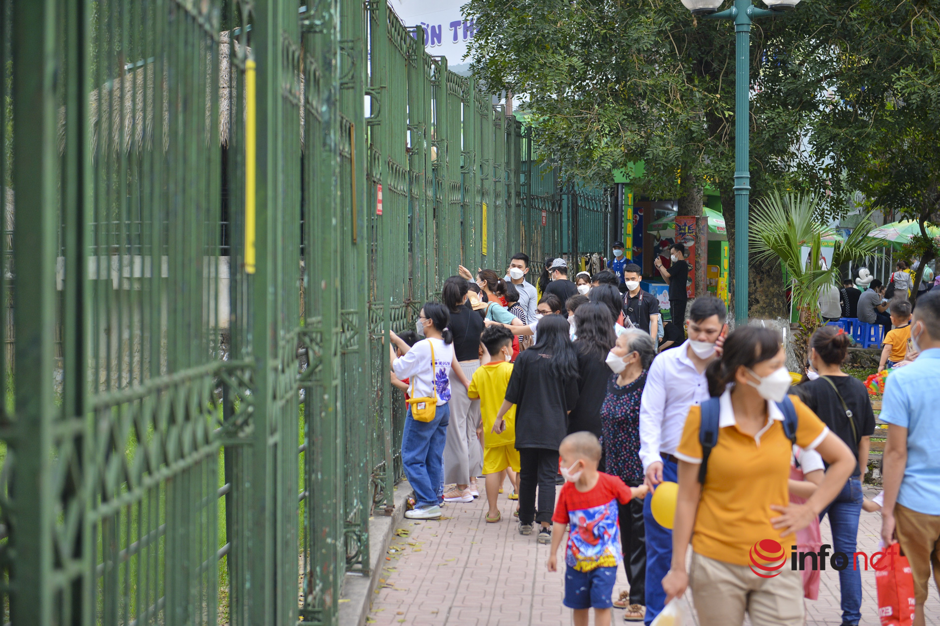 Hà Nội: Công viên Thủ Lệ 'thất thủ' ngày cuối tuần