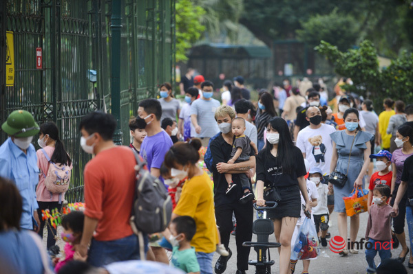 Hanoi: Thousands of people come to Thu Le Park on the weekend