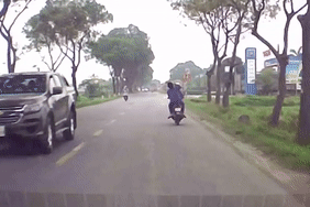 2 nữ 'quái xế' đổi lái như diễn xiếc trên xe máy chạy bon bon, người đi đường vội tránh xa!