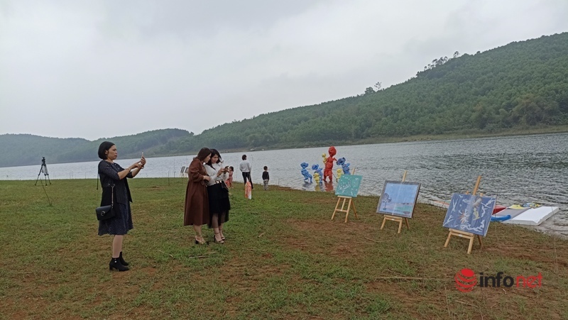 Unique, for the first time in Vietnam: Exhibition of paintings on the lake and in the forest makes a strange impression