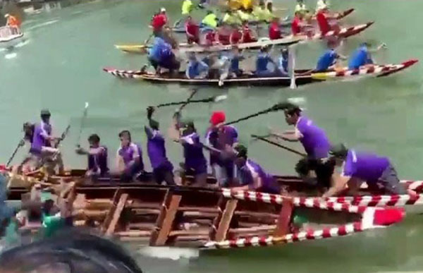 Toss the paddle to hit your team and fall into the river when competing for a boat race, still “holding” the fair play… and then it was withdrawn.