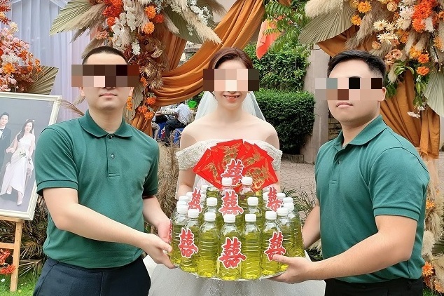 Giving away 10 liters of gasoline to the bride: A group of close friends want a ‘unique’ wedding gift that matches the trend and is criticized for being too foolish!