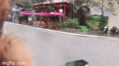 Ô tô mở cửa bất thình lình, 2 cô gái đi xe máy ngã sõng soài trên đường