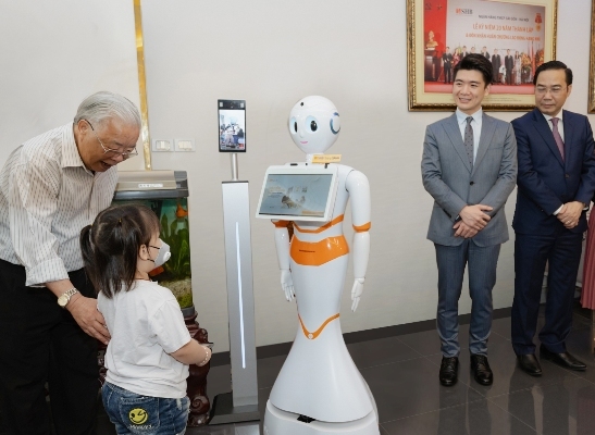 Hà Nội: Ngân hàng đưa robot thông minh phục vụ khách đến giao dịch