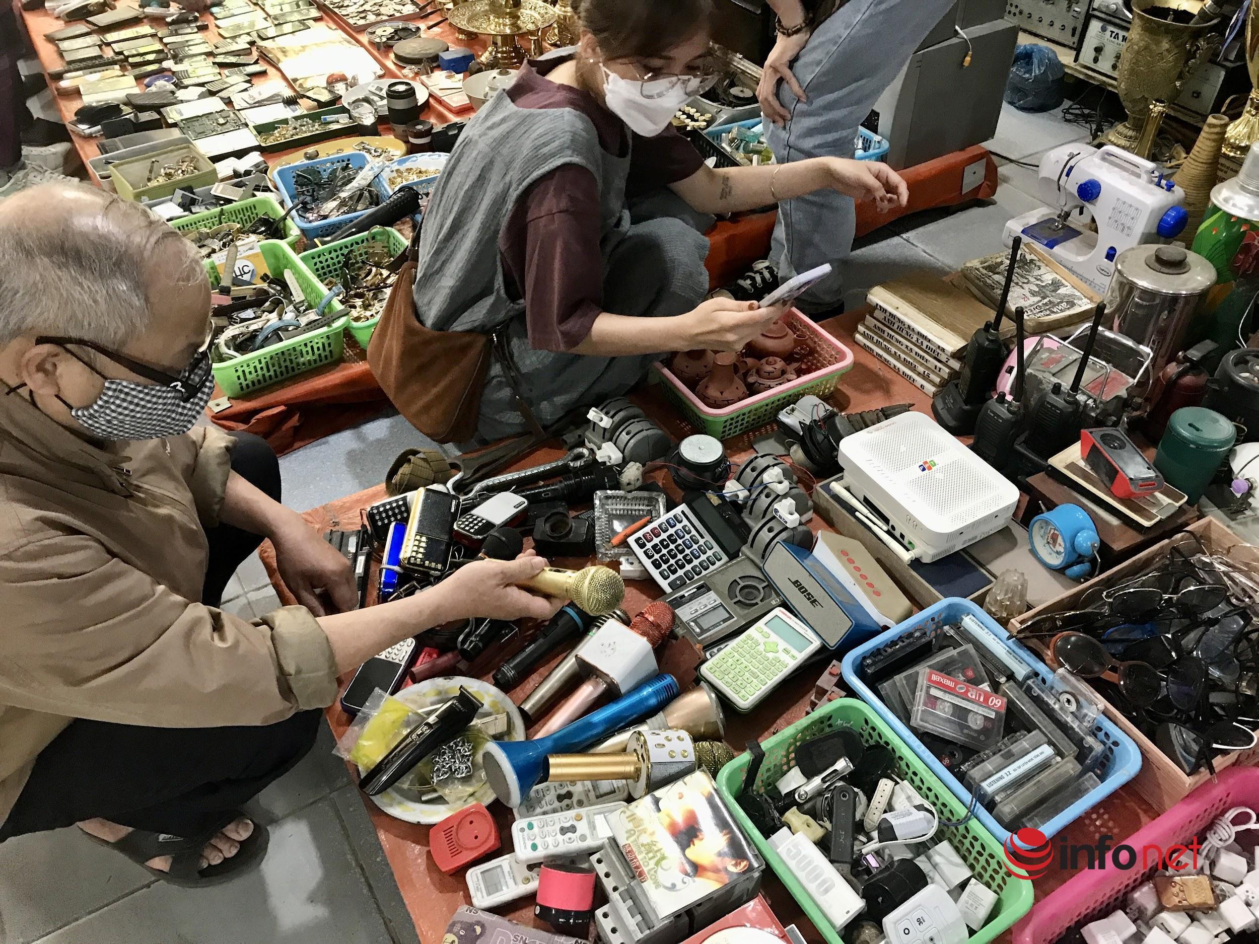 Giới trẻ săn tìm kỷ vật 'thời ông bà anh' ở chợ đồ cũ Vạn Phúc