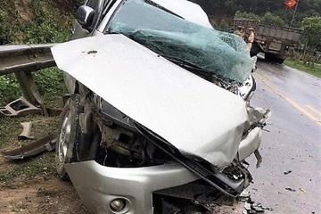 Xe bán tải 'nát bét' sau tai nạn, thai phụ và chồng con 'hú vía'