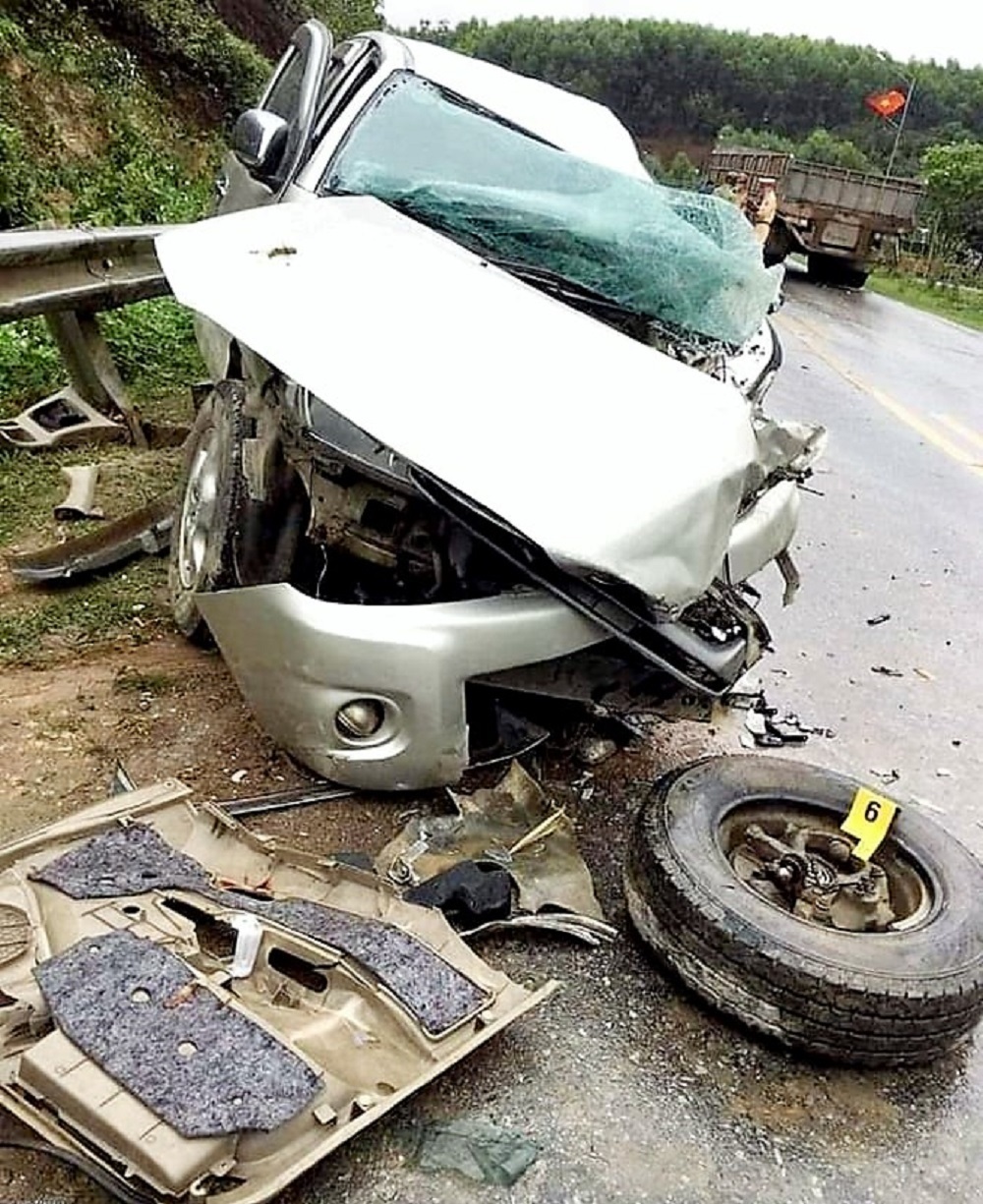 Xe bán tải 'nát bét' sau tai nạn, thai phụ và chồng con 'hú vía'
