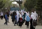 Taliban nuốt lời vào phút trót, nữ sinh Afghanistan bật khóc vì không được đi học