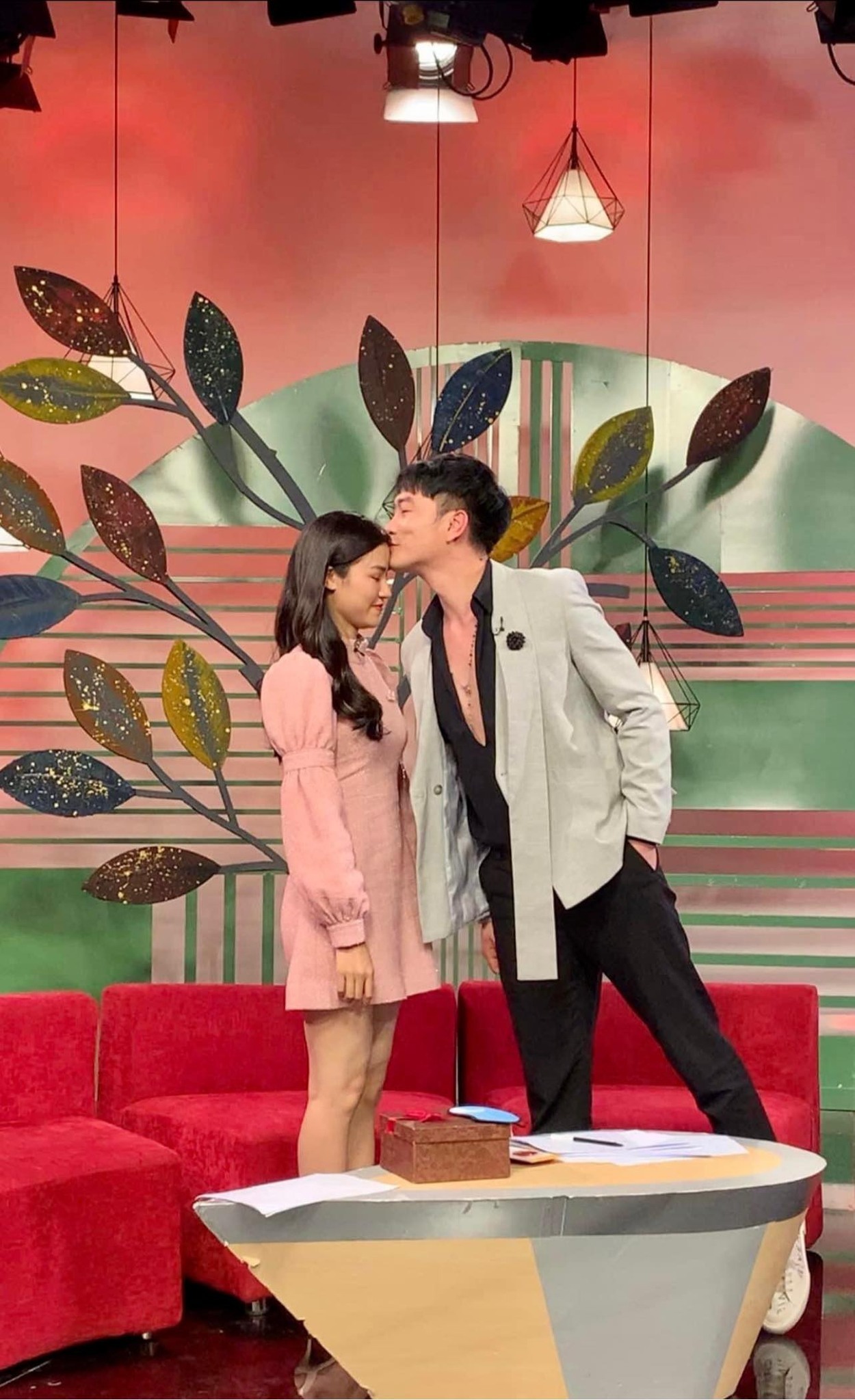 Trong Lan takes the lead role The way to the flower land after making a mistake, revealing his true feelings for his co-star Anh Dao